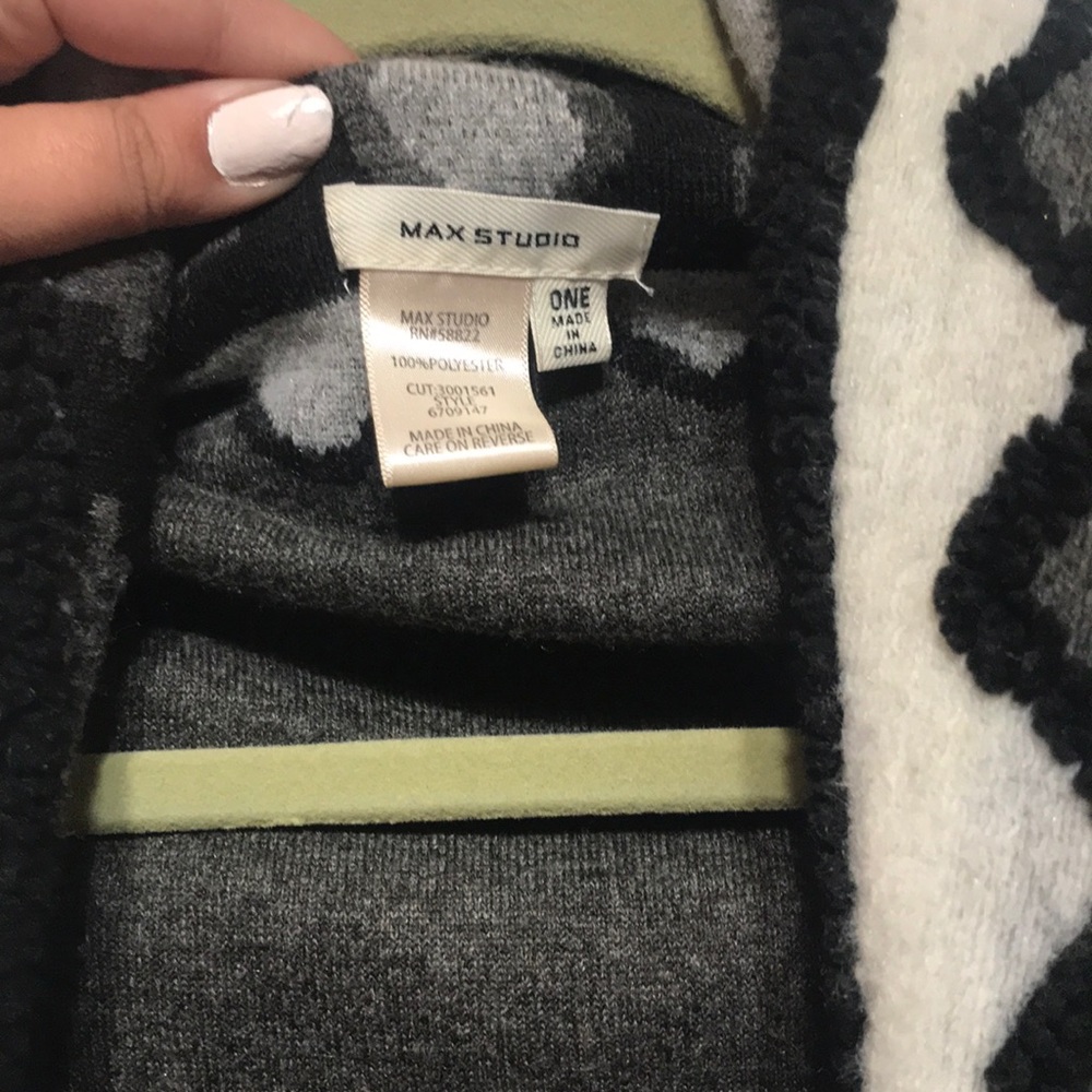 Patterned Wool Style Black and Gray Vest - Picture 4 of 5